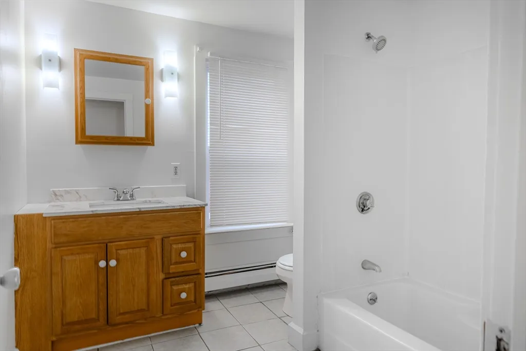2 bed, 1 bath apartment for rent at 34 Perkins St Unit 2, Gloucester — photo 4 of 19