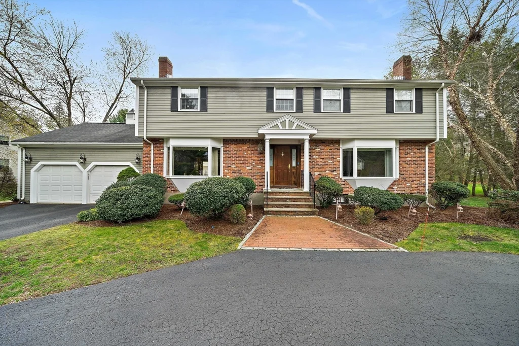 5 bed, 2 bath apartment for rent at 34 Saddle Club, Lexington — photo 1 of 26