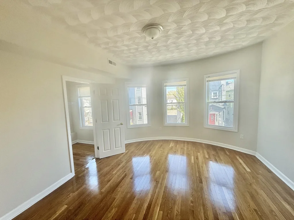 3 bed, 1 bath apartment for rent at 34 School St Unit 2, Everett — photo 4 of 19