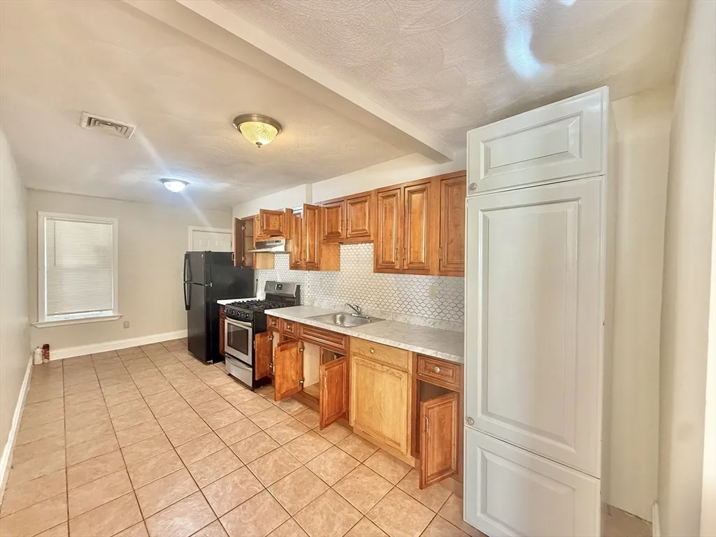 3 bed, 1 bath apartment for rent at 34 School St Unit 3, Everett — photo 3 of 15