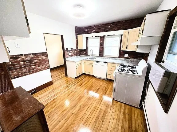 4 bed, 2 bath apartment for rent at 34 Upland Rd Unit 2, Belmont — photo 2 of 12