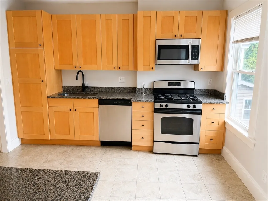 4 bed, 2 bath apartment for rent at 34 William St Unit 2, Tufts University — photo 3 of 22