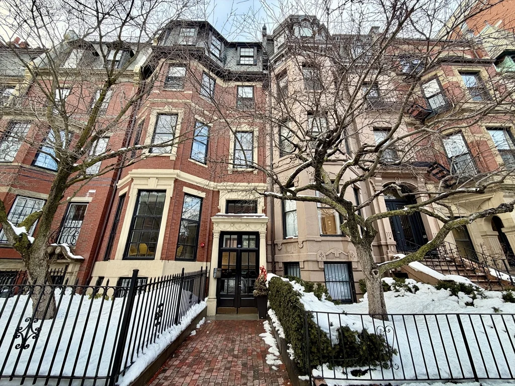 3 bed, 2 bath apartment for rent at 340 Beacon St Unit 2/3, Back Bay — photo 1 of 16
