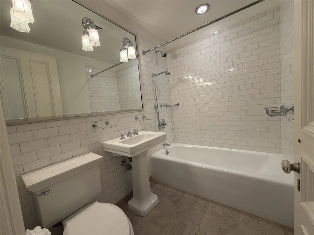 3 bed, 2 bath apartment for rent at 340 Beacon St Unit 2/3, Back Bay — photo 4 of 16
