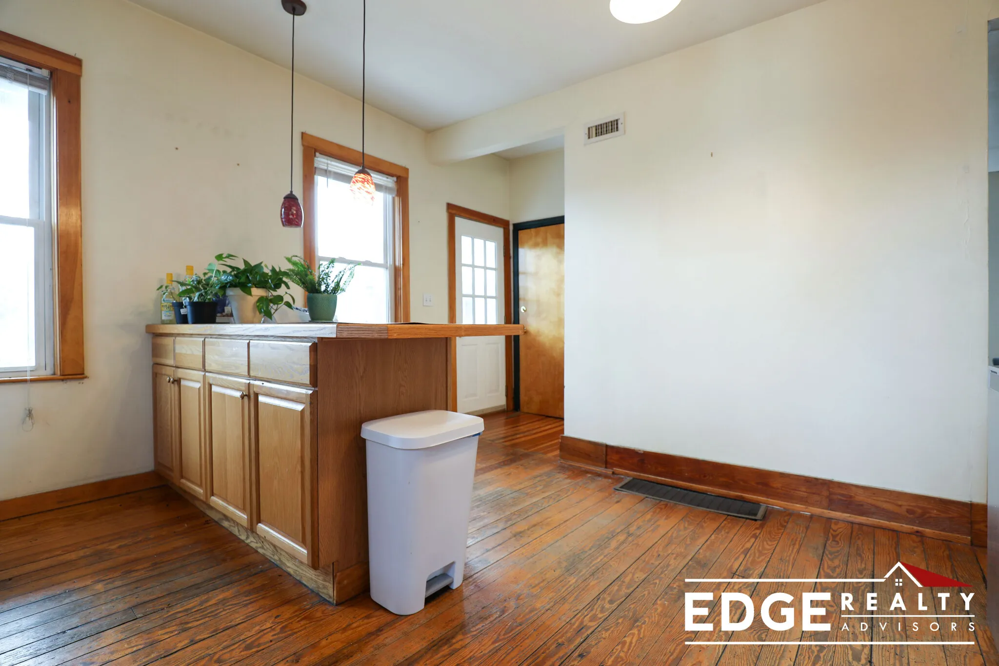 4 bed, 2 bath apartment for rent at 340 Faneuil St Unit 2, Oak Square — photo 3 of 14