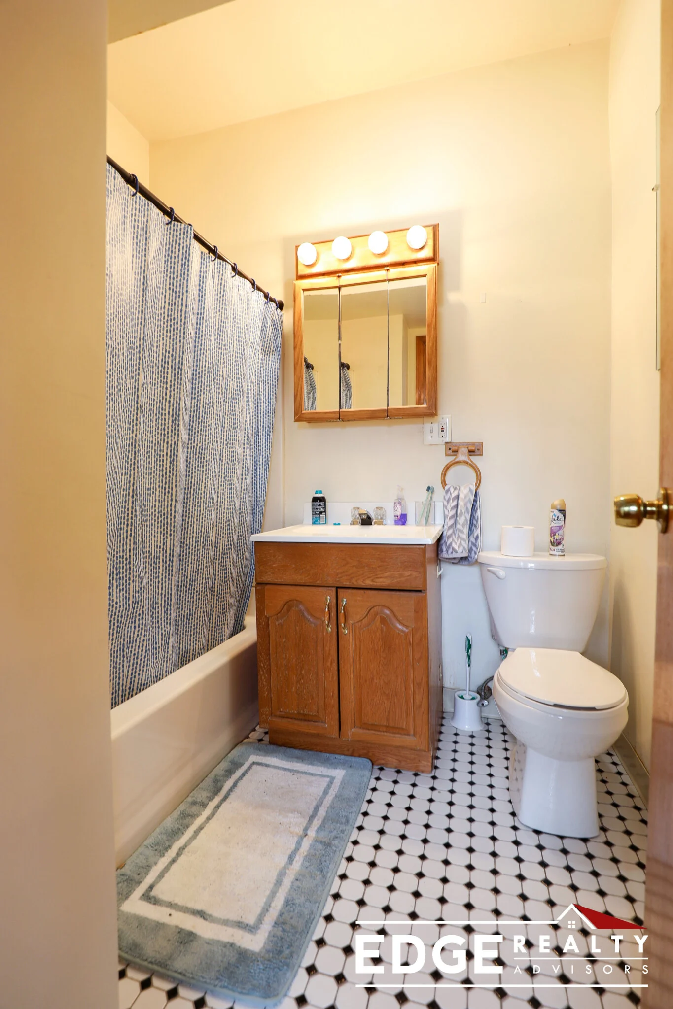 4 bed, 2 bath apartment for rent at 340 Faneuil St Unit 2, Oak Square — photo 9 of 14
