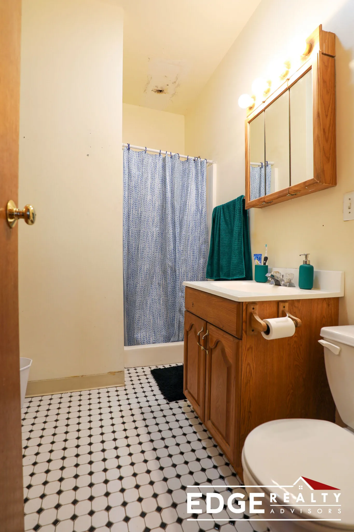 4 bed, 2 bath apartment for rent at 340 Faneuil St Unit 2, Oak Square — photo 8 of 14