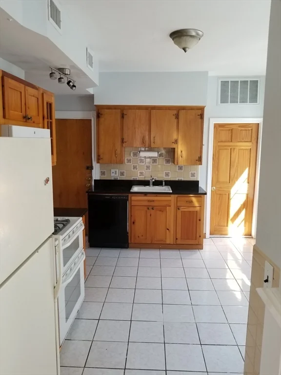 5 bed, 2 bath apartment for rent at 341 Summer St Unit 2F, Davis Square — photo 5 of 18