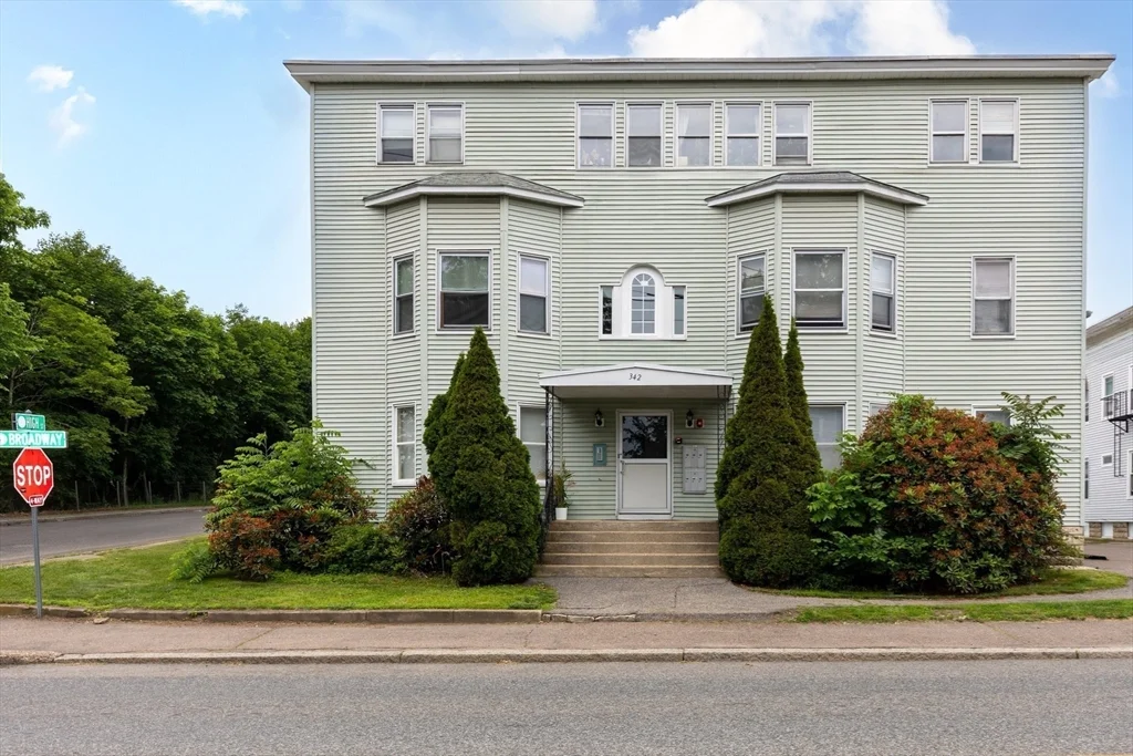 1 bed, 1 bath apartment for rent at 342 Broadway Unit C, North Attleboro