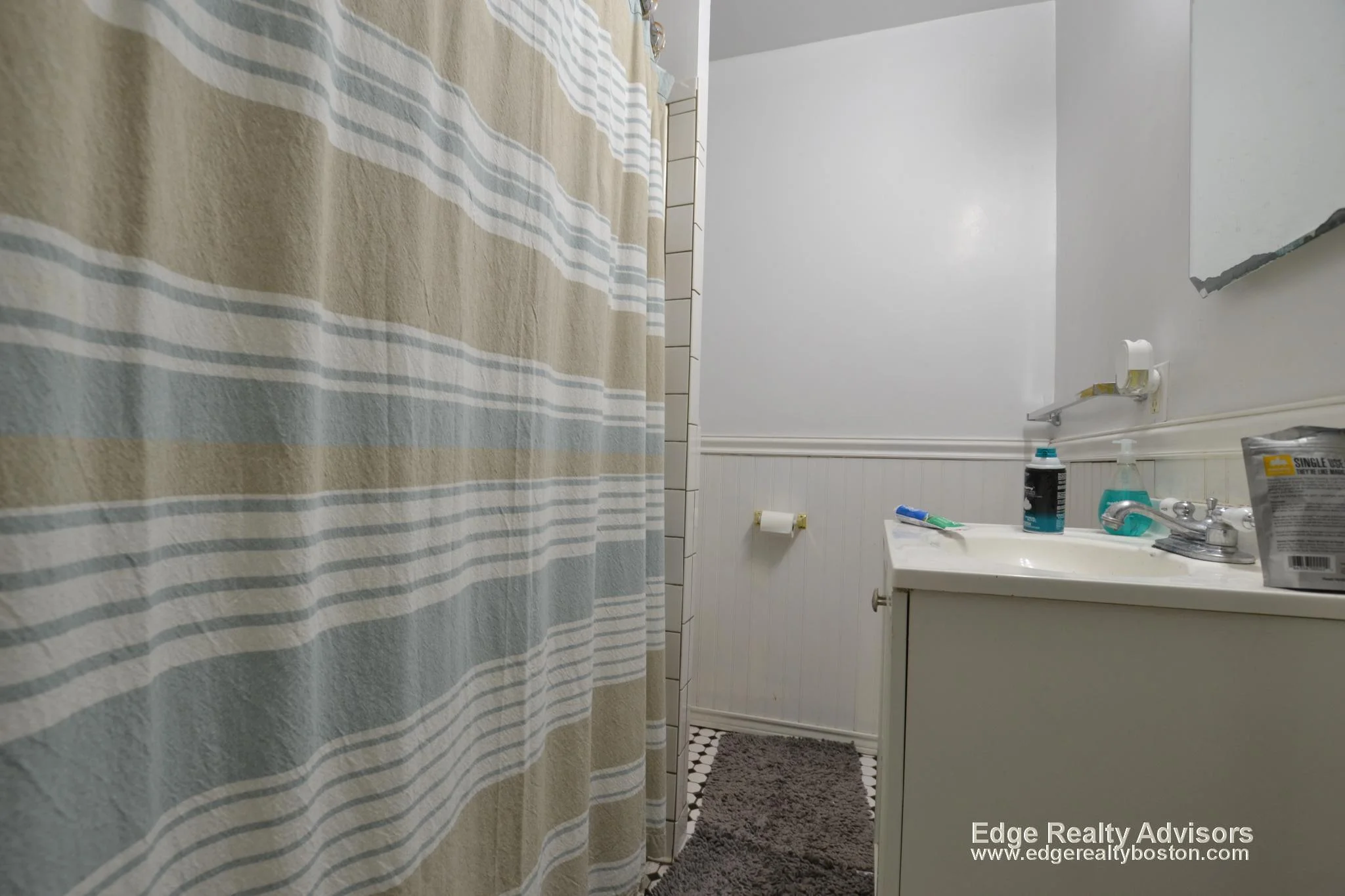 4 bed, 2 bath apartment for rent at 342 Saint Paul St Unit 1, North Brookline — photo 4 of 9