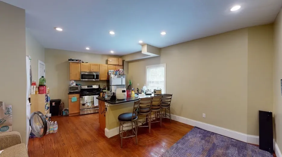 4 bed, 1 bath apartment for rent at 344 Centre St Unit 1, Jamaica Plain — photo 5 of 11