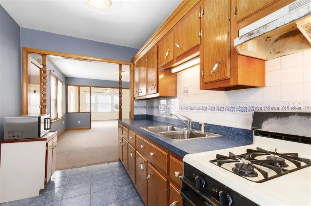 3 bed, 1 bath apartment for rent at 344 Snell St Unit 2, Fall River — photo 3 of 10