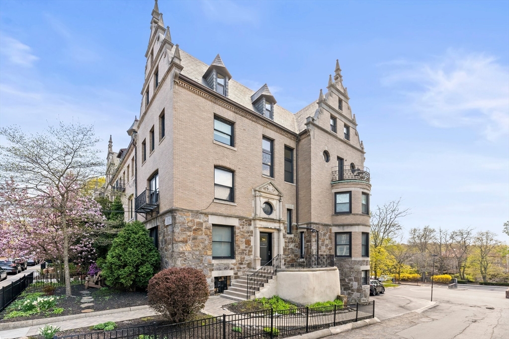 3 bed, 2 bath apartment for rent at 344 Tappan Unit 3, Brookline — photo 34 of 35
