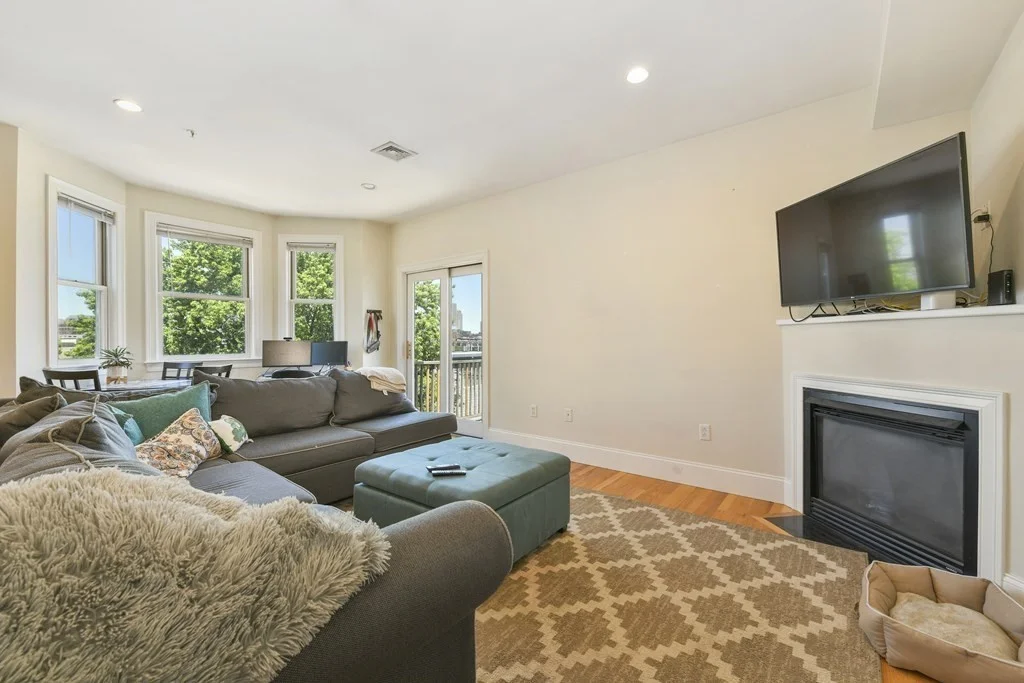 3 bed, 2 bath apartment for rent at 344 W Broadway Unit 1, South Boston — photo 5 of 16