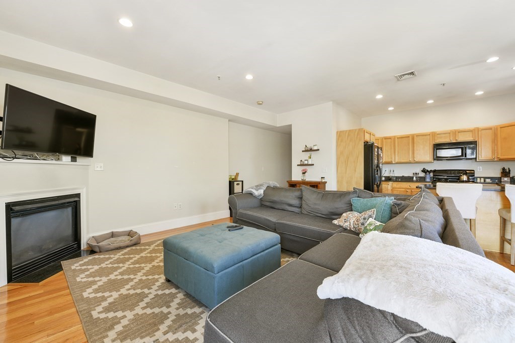 3 bed, 2 bath apartment for rent at 344 W Broadway Unit 2, South Boston — photo 7 of 17