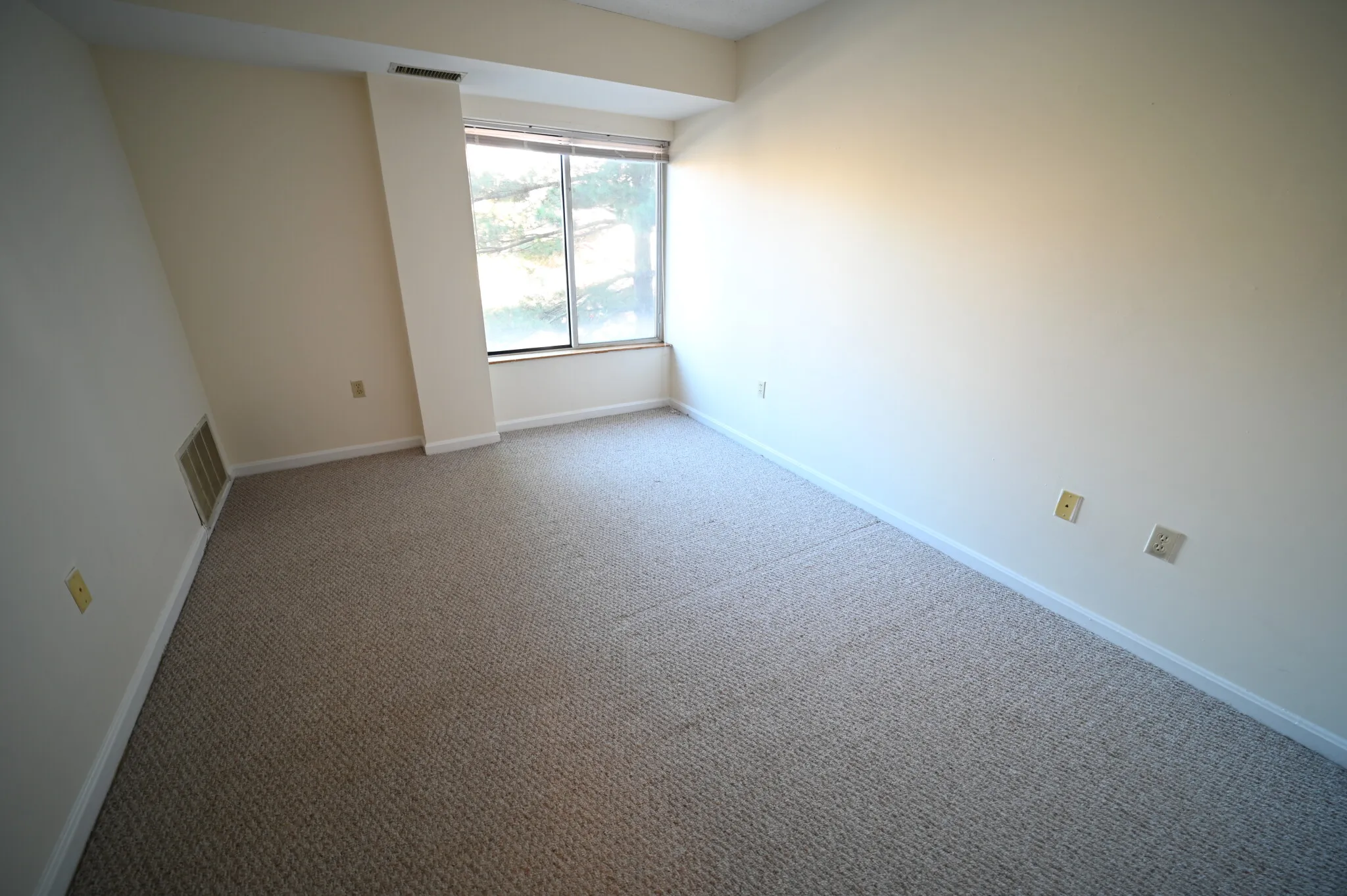 2 bed, 1.5 bath apartment for rent at 345 Franklin St Unit 304, Riverside — photo 5 of 15