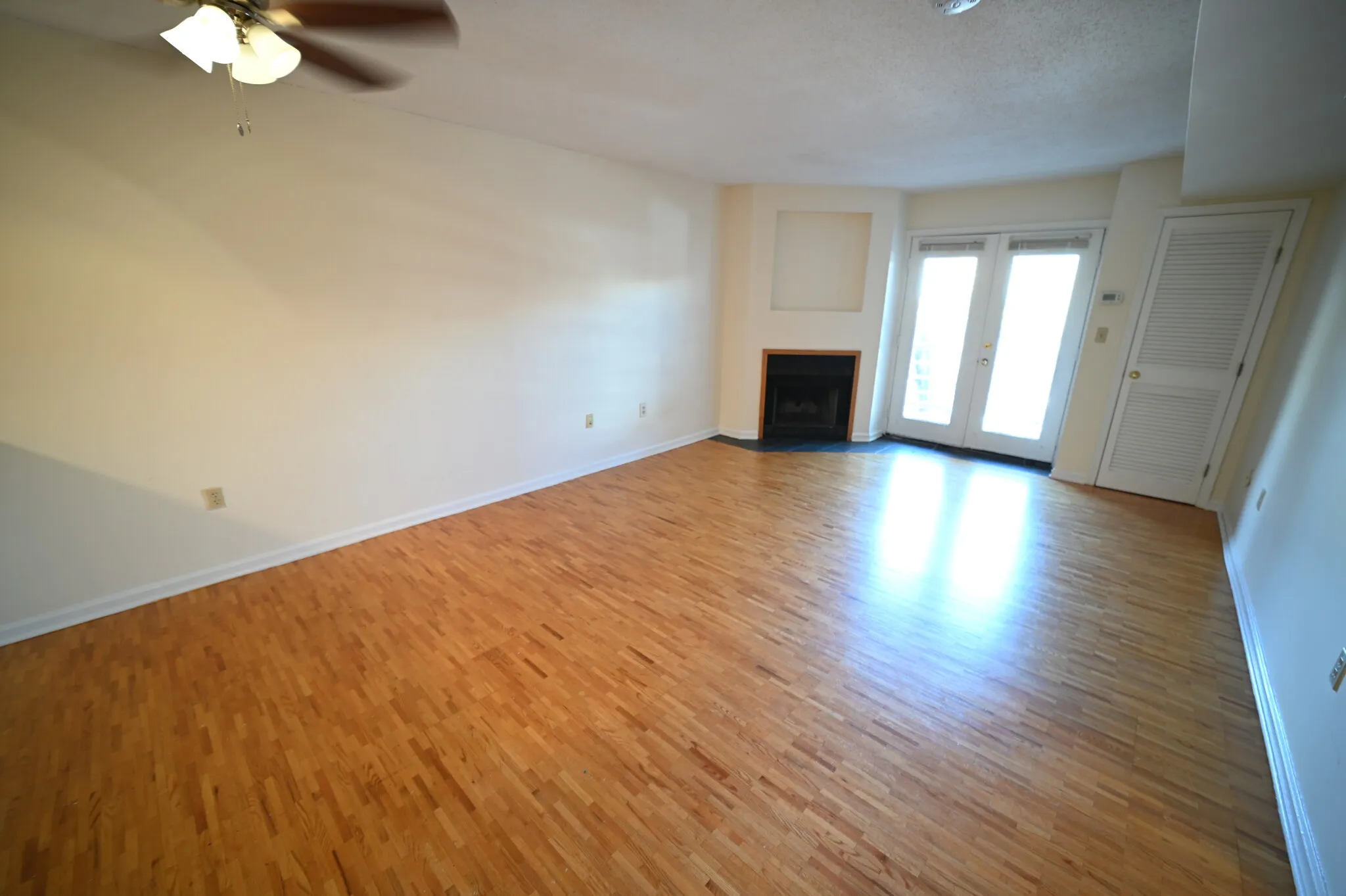 2 bed, 1.5 bath apartment for rent at 345 Franklin St Unit 304, Riverside — photo 2 of 15