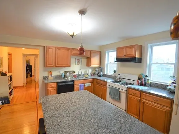 3 bed, 1 bath apartment for rent at 345 Market St Unit 2, Oak Square — photo 3 of 8