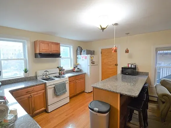 3 bed, 1 bath apartment for rent at 345 Market St Unit 2, Oak Square — photo 2 of 8