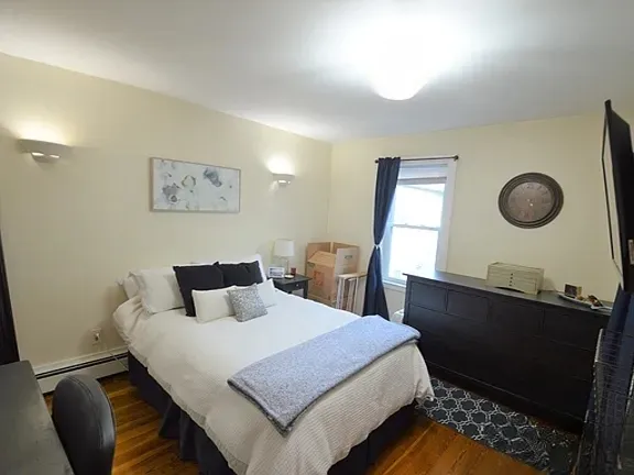 3 bed, 1 bath apartment for rent at 345 Market St Unit 2, Oak Square — photo 5 of 8