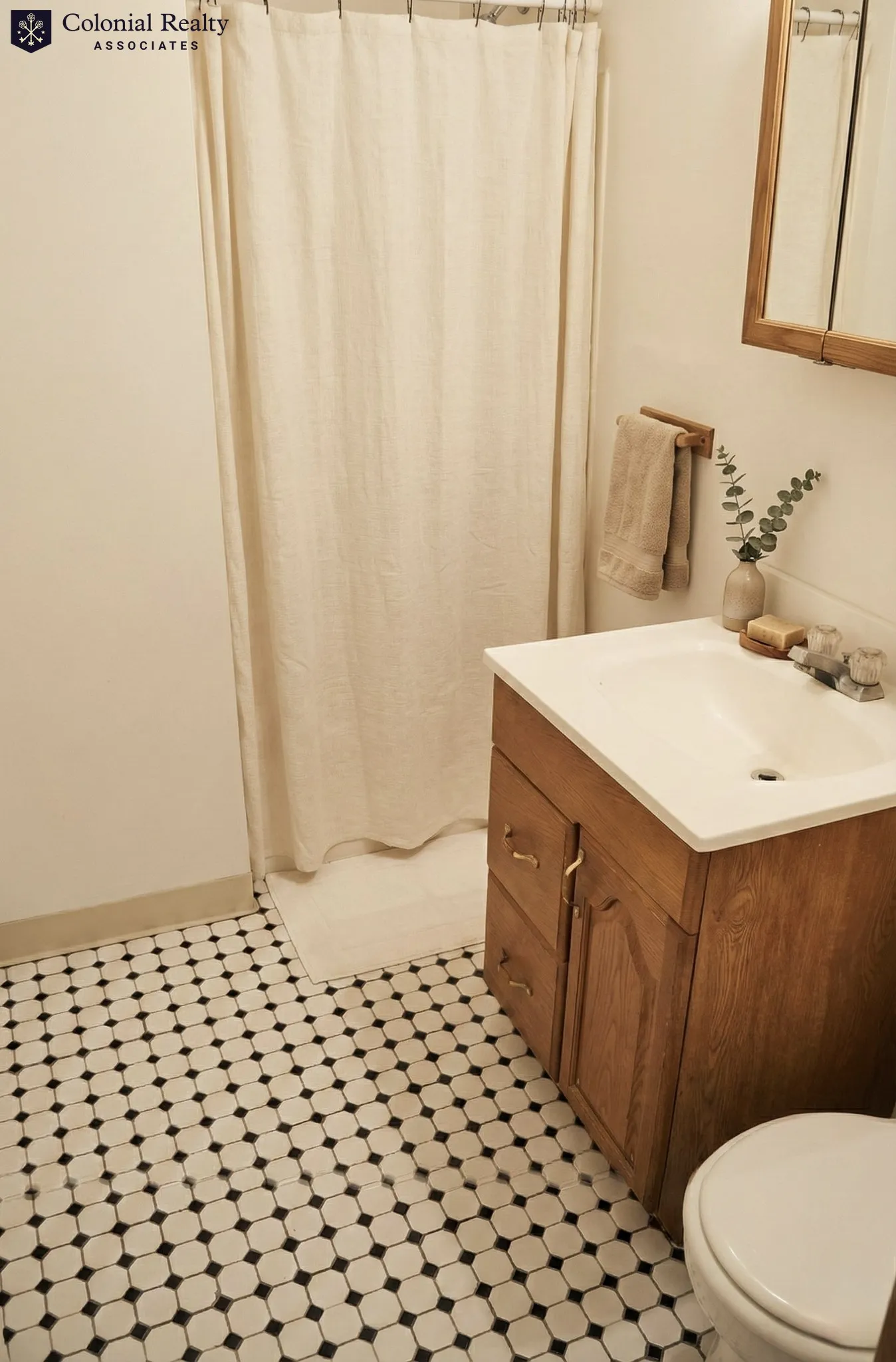 4 bed, 2 bath apartment for rent at 346 Faneuil St Unit 3, Oak Square — photo 7 of 10