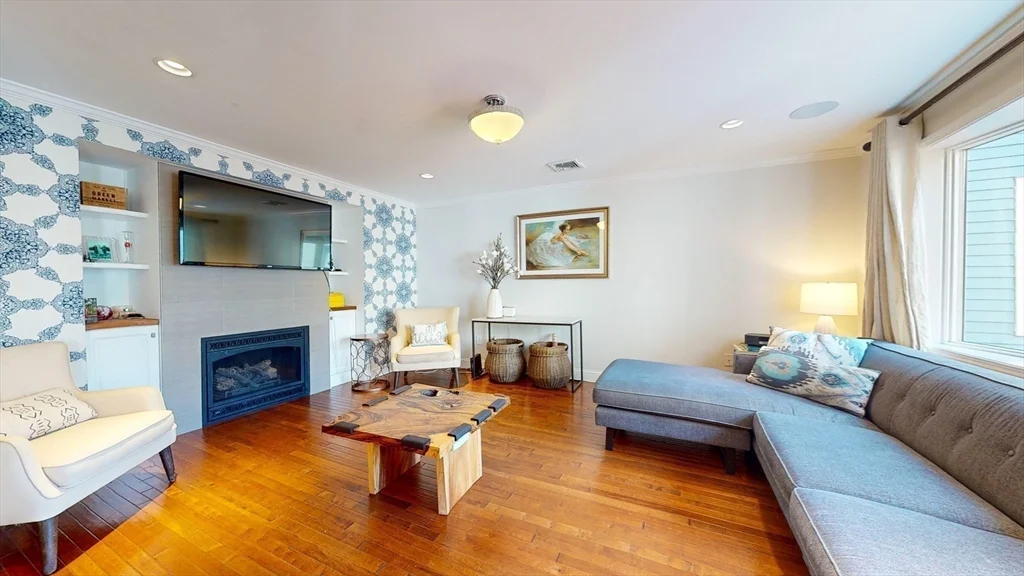 3 bed, 2 bath apartment for rent at 346 Norfolk St, Wellington-Harrington — photo 6 of 23