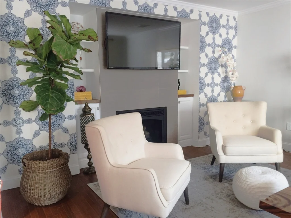3 bed, 2 bath apartment for rent at 346 Norfolk St, Wellington-Harrington — photo 7 of 23
