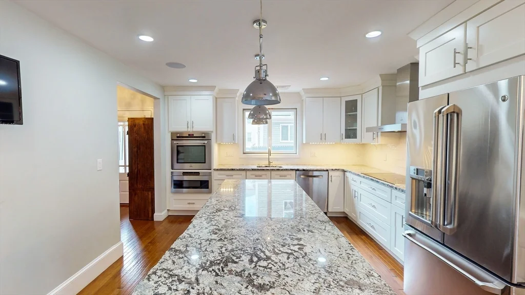 3 bed, 2 bath apartment for rent at 346 Norfolk St, Wellington-Harrington — photo 4 of 23