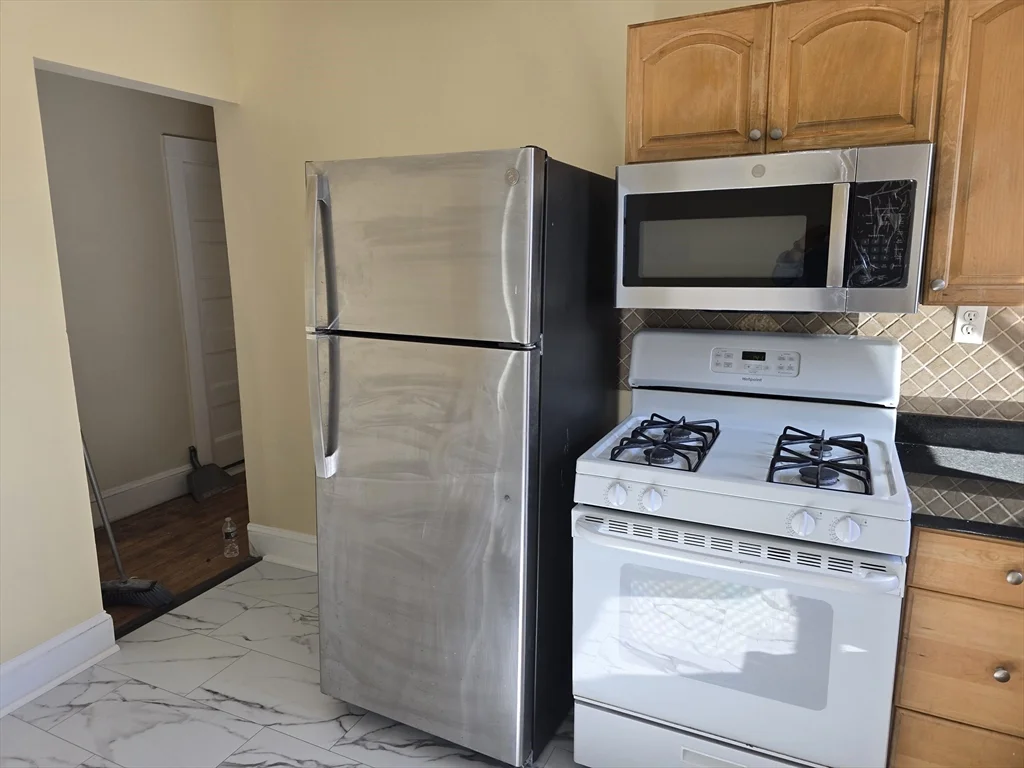 3 bed, 1 bath apartment for rent at 349 Hollis St Unit 3, Framingham — photo 2 of 8