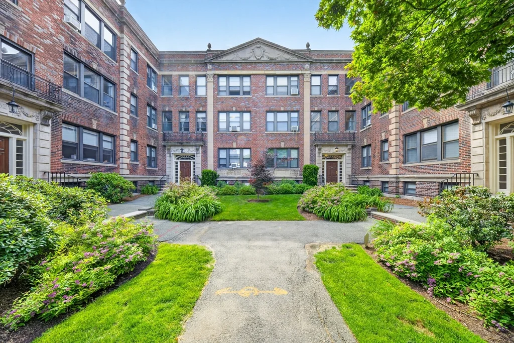 1 bed, 1 bath apartment for rent at 34A Park St Unit 1B, Coolidge Corner — photo 1 of 14