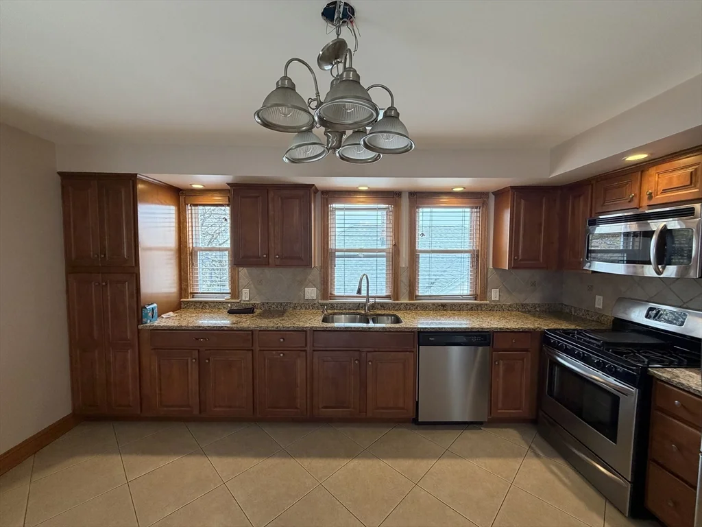 3 bed, 1 bath apartment for rent at 35-37 John St Unit 3, Malden — photo 4 of 24