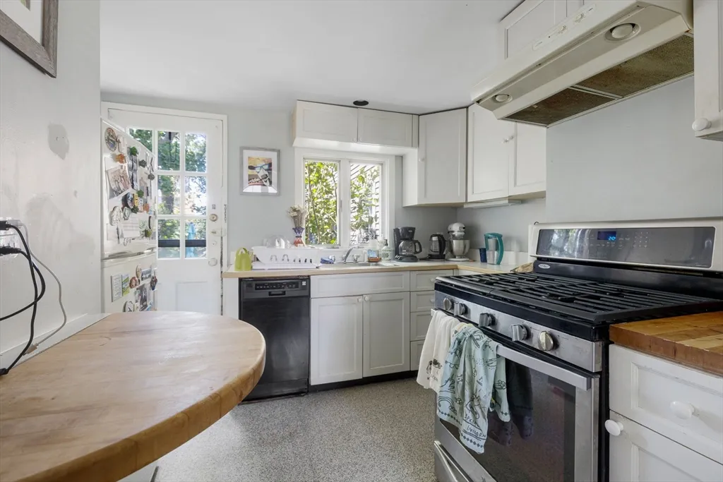 2 bed, 1 bath apartment for rent at 35 Alpine St Unit 1, West Cambridge — photo 8 of 14