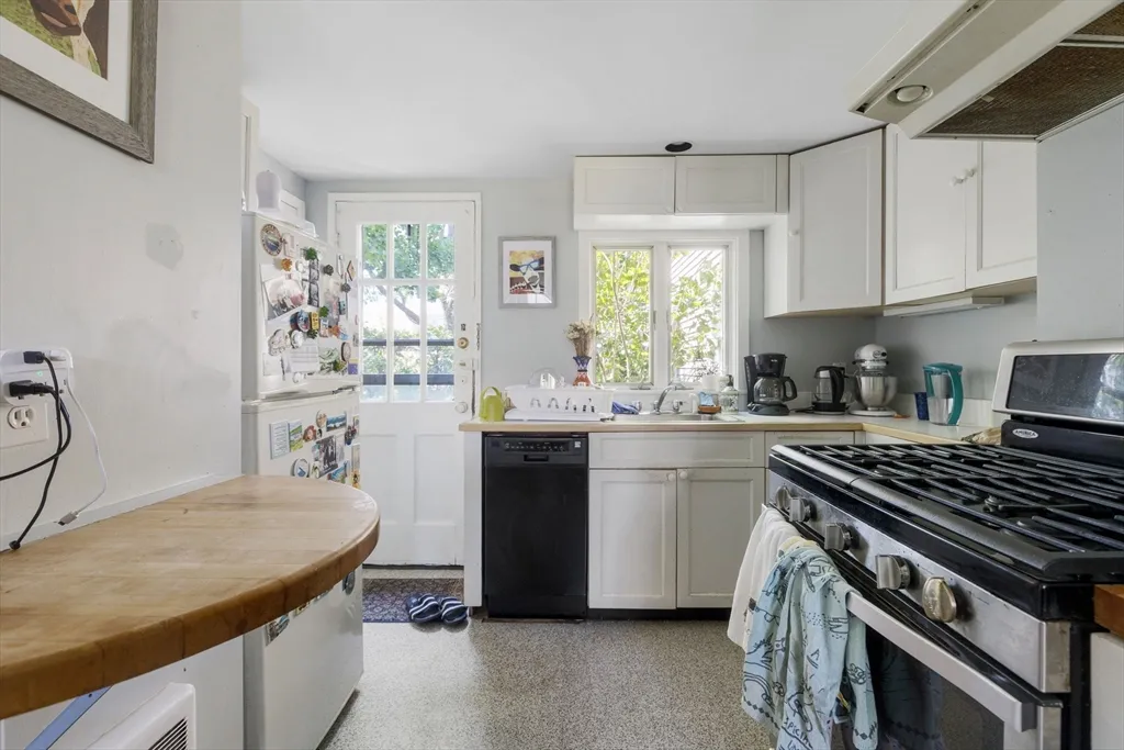 2 bed, 1 bath apartment for rent at 35 Alpine St Unit 1, West Cambridge — photo 7 of 14