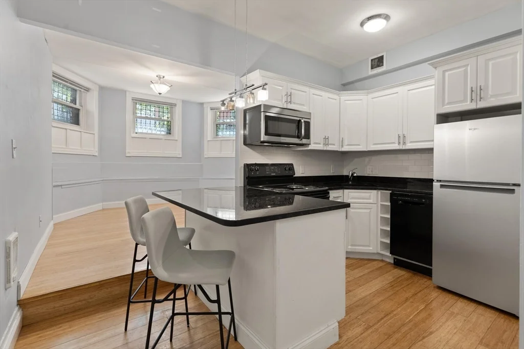 1 bed, 1 bath apartment for rent at 35 Bay State Rd Unit BF, Back Bay — photo 2 of 8