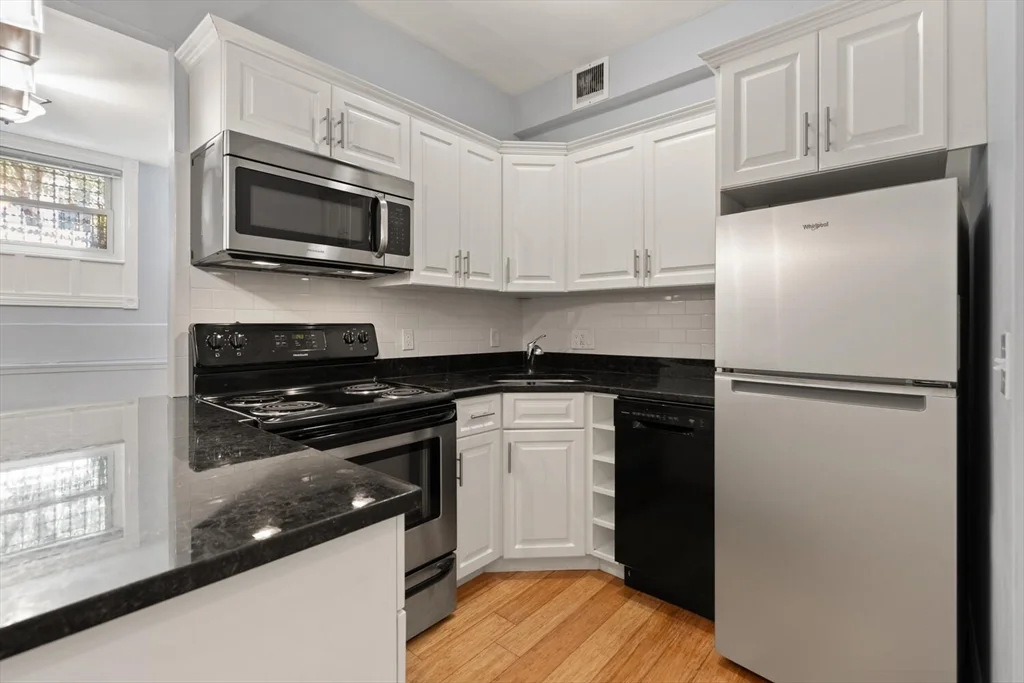 1 bed, 1 bath apartment for rent at 35 Bay State Rd Unit BF, Back Bay — photo 4 of 8