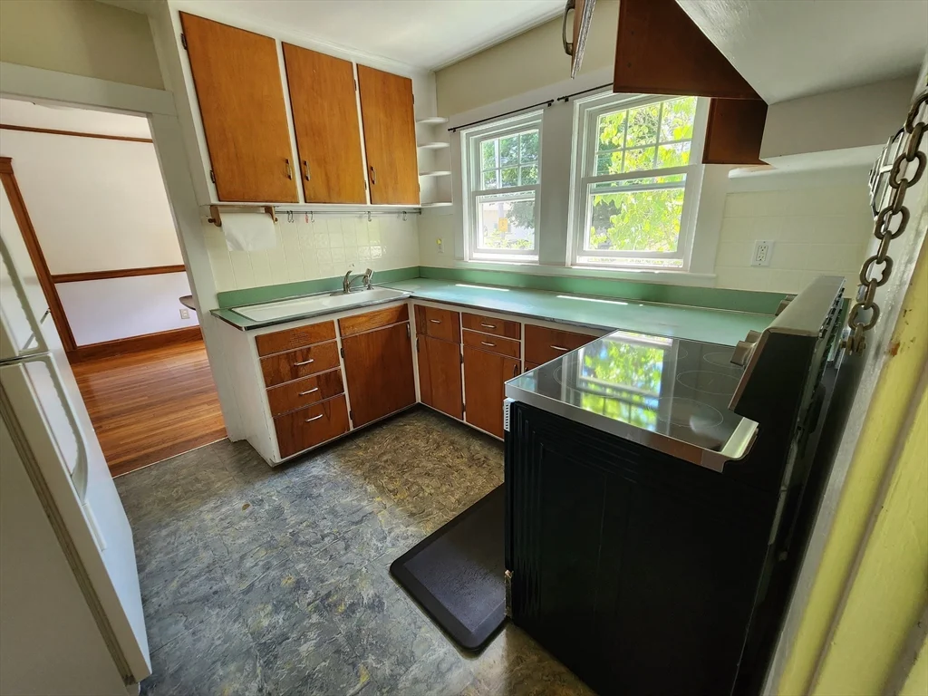 2 bed, 1 bath apartment for rent at 35 Bowker St, Lexington — photo 3 of 10