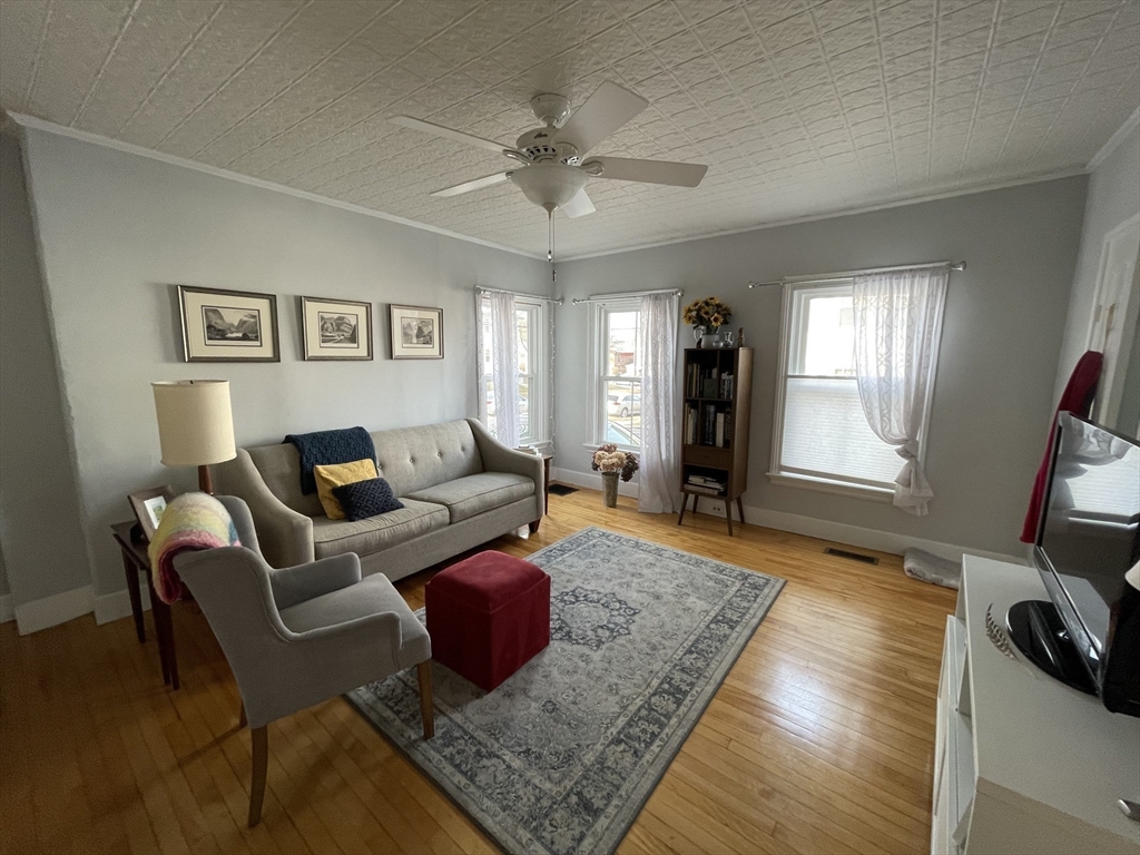 2 bed, 1 bath apartment for rent at 35 Broad St Unit 2, Newburyport — photo 2 of 10