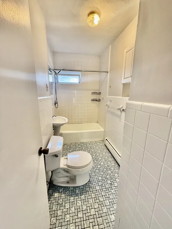 3 bed, 1 bath apartment for rent at 35 Calvin St Unit 2, Ward Two — photo 9 of 10