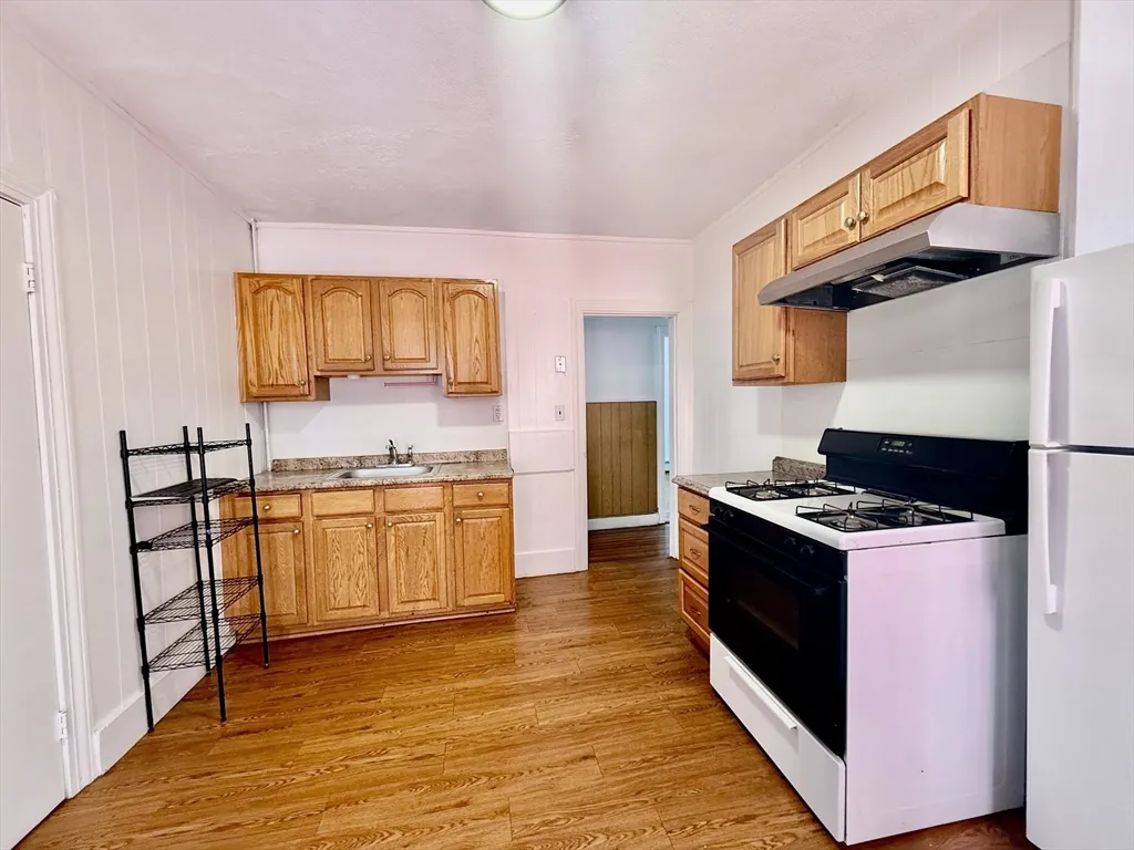 3 bed, 1 bath apartment for rent at 35 Calvin St Unit 2, Ward Two — photo 6 of 10