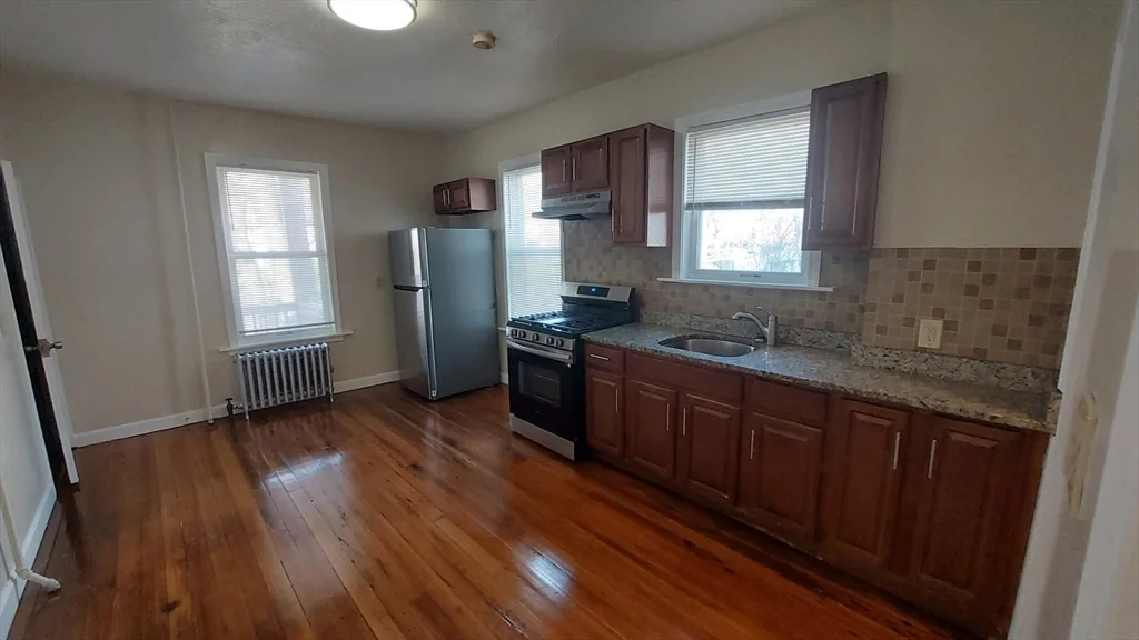 4 bed, 1 bath apartment for rent at 35 Catawba St Unit 2, Roxbury — photo 3 of 15