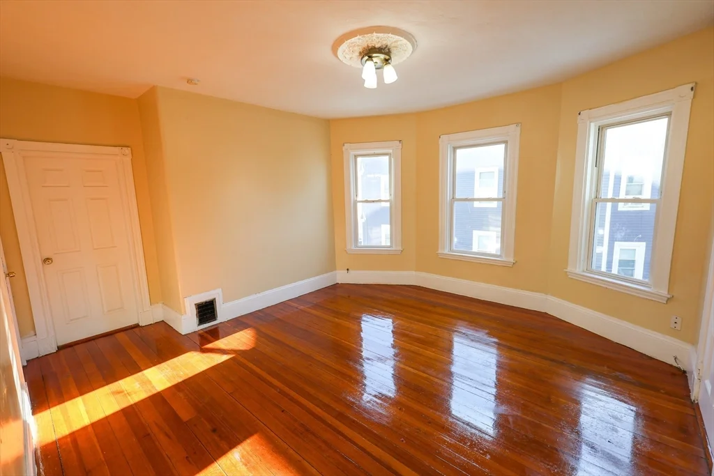 4 bed, 1 bath apartment for rent at 35 Clarkson St Unit 2, Dorchester — photo 3 of 9