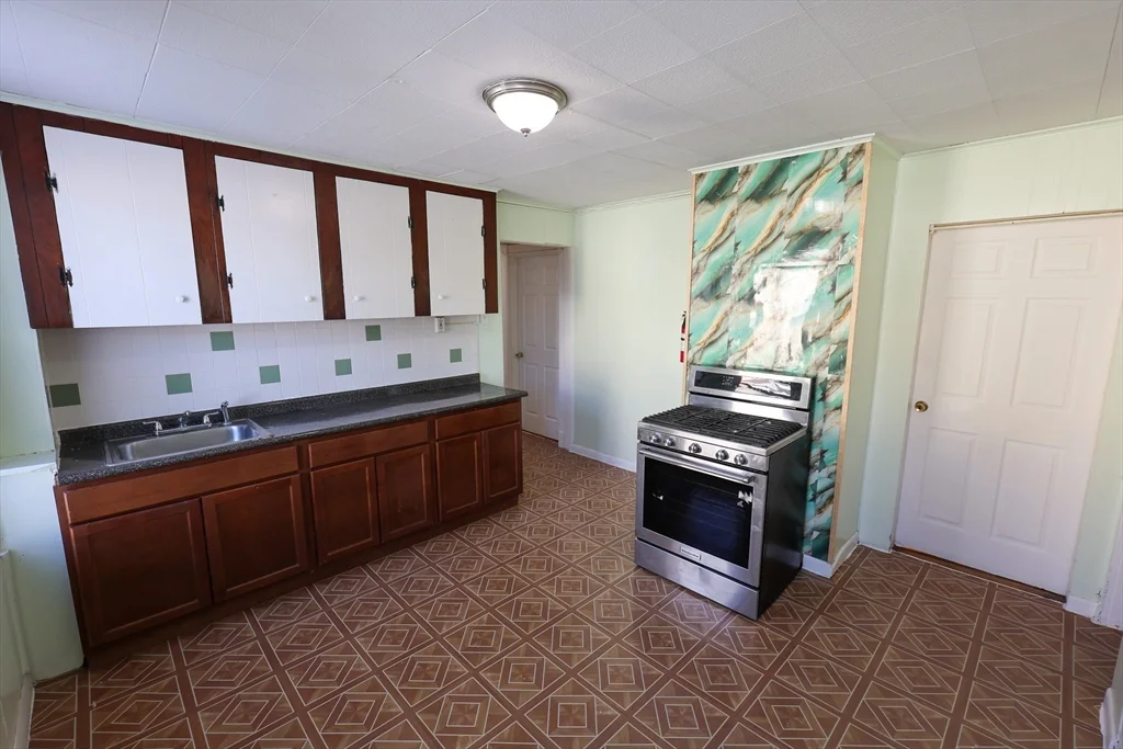 4 bed, 1 bath apartment for rent at 35 Clarkson St Unit 2, Dorchester — photo 1 of 9
