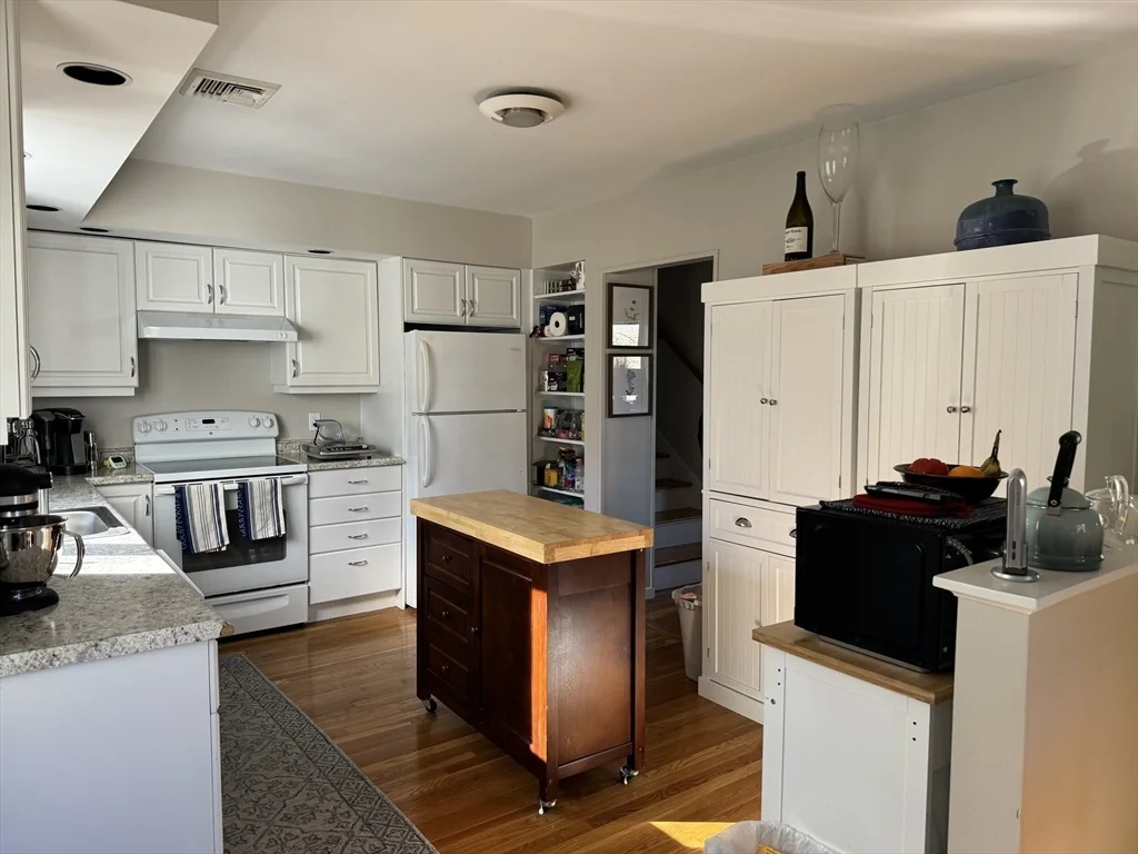3 bed, 1 bath apartment for rent at 35 Dunedin Rd, Wellesley — photo 9 of 25