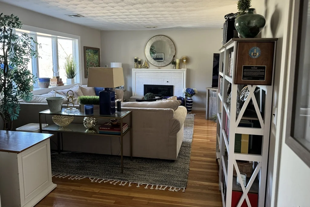 3 bed, 1 bath apartment for rent at 35 Dunedin Rd, Wellesley — photo 3 of 25