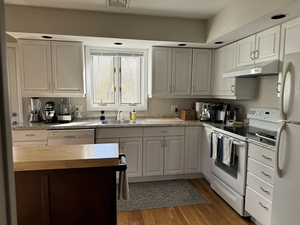 3 bed, 1 bath apartment for rent at 35 Dunedin Rd, Wellesley — photo 10 of 25