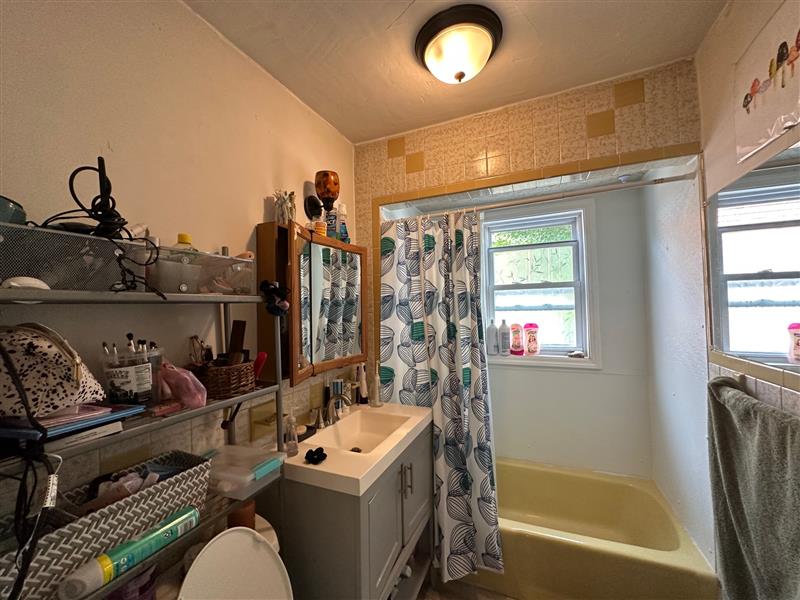 3 bed, 1 bath apartment for rent at 35 Edgar Ave Unit 1, Winter Hill — photo 10 of 12