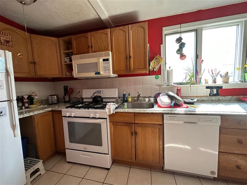 3 bed, 1 bath apartment for rent at 35 Edgar Ave Unit 1, Winter Hill — photo 3 of 12