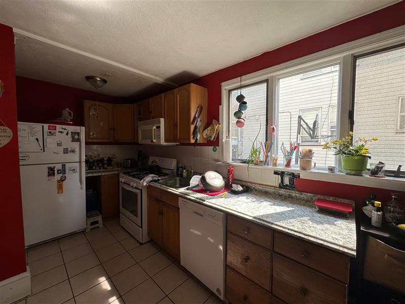 3 bed, 1 bath apartment for rent at 35 Edgar Ave Unit 1, Winter Hill — photo 4 of 12