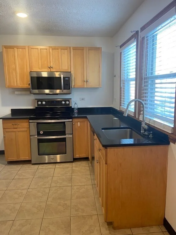 2 bed, 1 bath apartment for rent at 35 Endicott St Unit 1, Saugus — photo 2 of 8