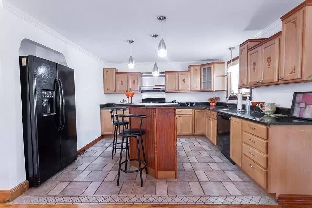 4 bed, 3 bath apartment for rent at 35 Fort Ave Unit A COPY, Roxbury